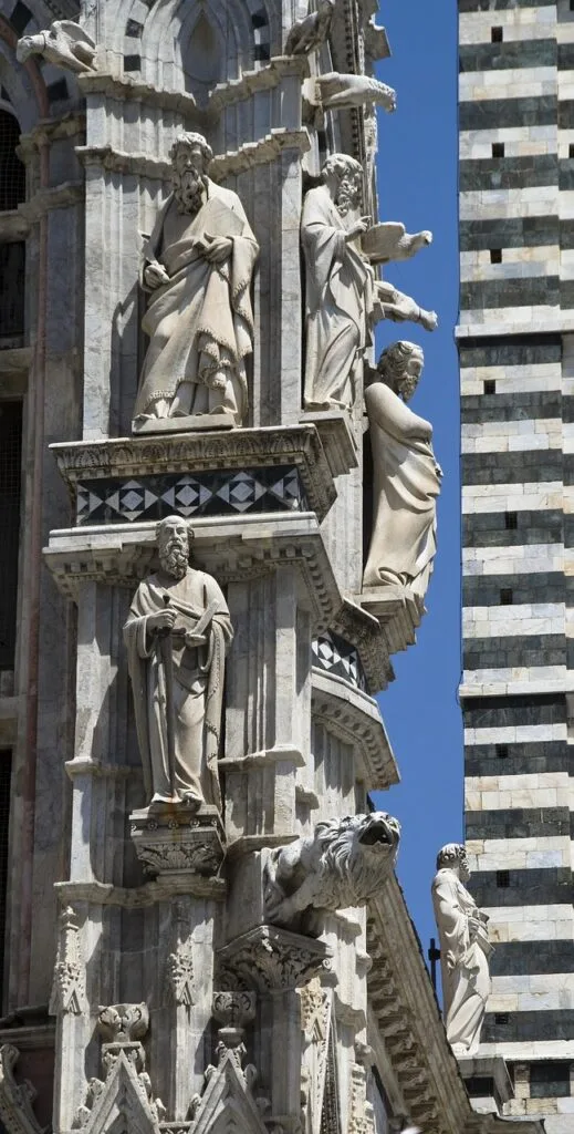 Détails sculptés et gargouille sur le Duomo de Sienne en marbre