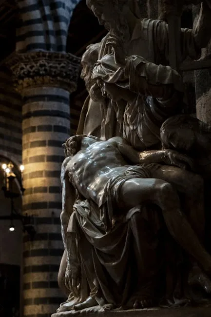 Pietà en marbre sombre visible à l'intérieur du Duomo de Sienne