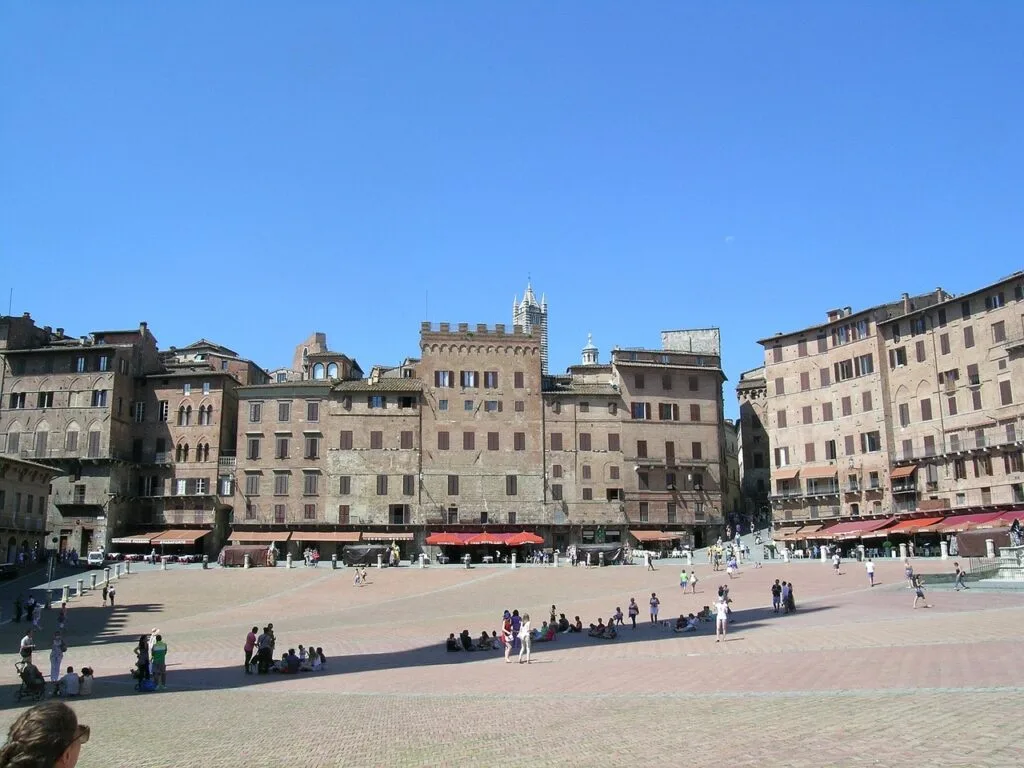 Grande Piazza del Campo à Sienne, espaces ouverts et cafés
