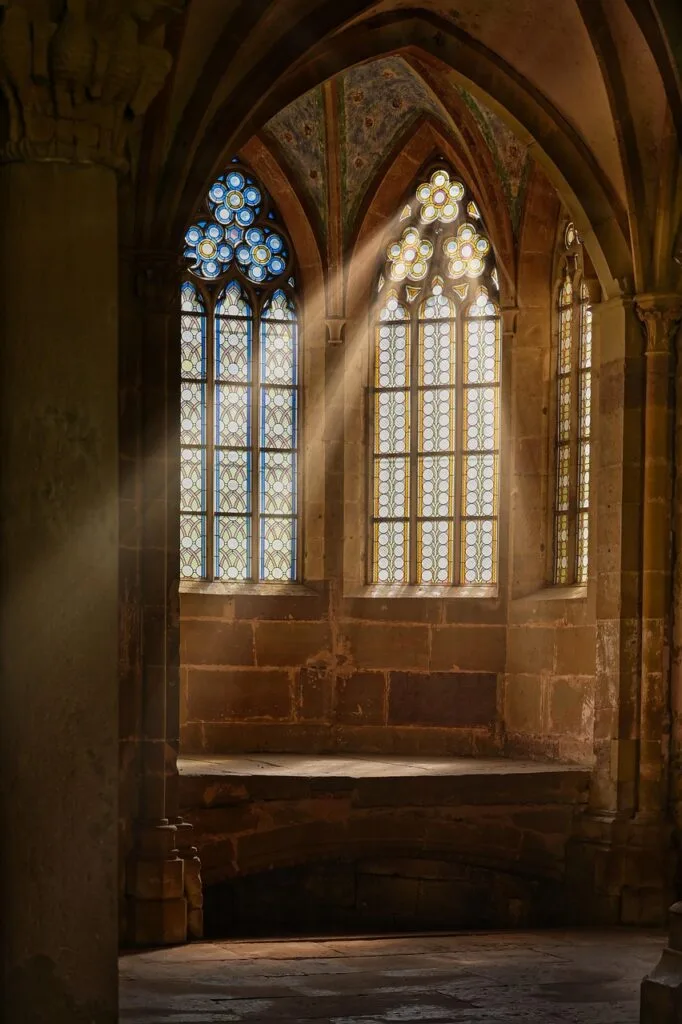 Rayons de lumière filtrant par vitraux gothiques du Duomo de Sienne