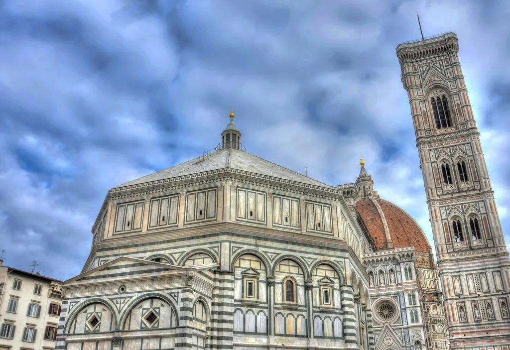 Baptistère et campanile de Florence sous ciel nuageux, vue large.