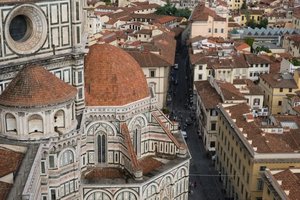 Vue aérienne des toits et du dôme du Duomo de Florence.