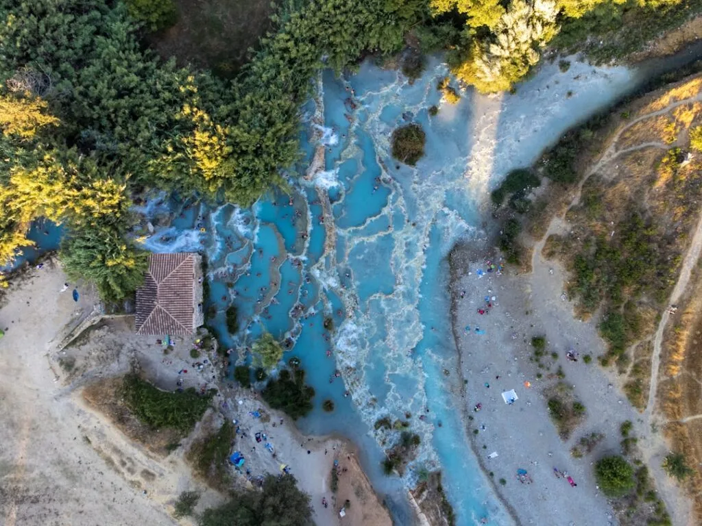 Bassins en cascade à Saturnia vus d'en haut, rivages sableux