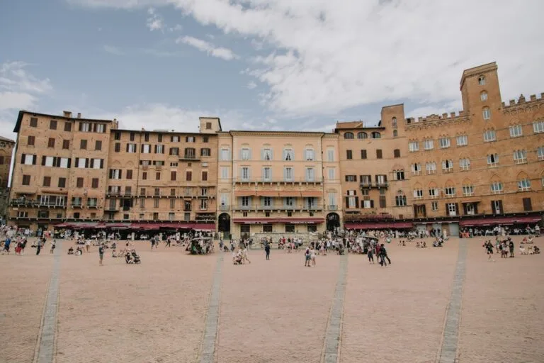 Piazza del Campo midday crowd