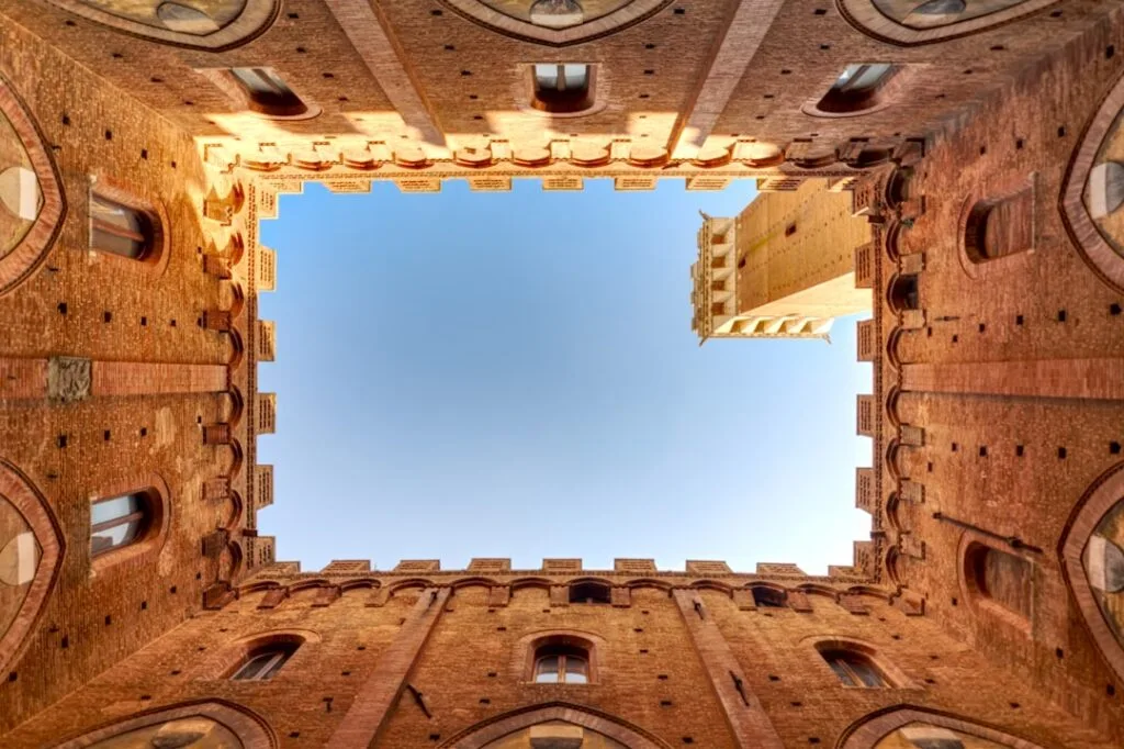 Binnenplaats van Palazzo Pubblico met open lucht en toren in Siena